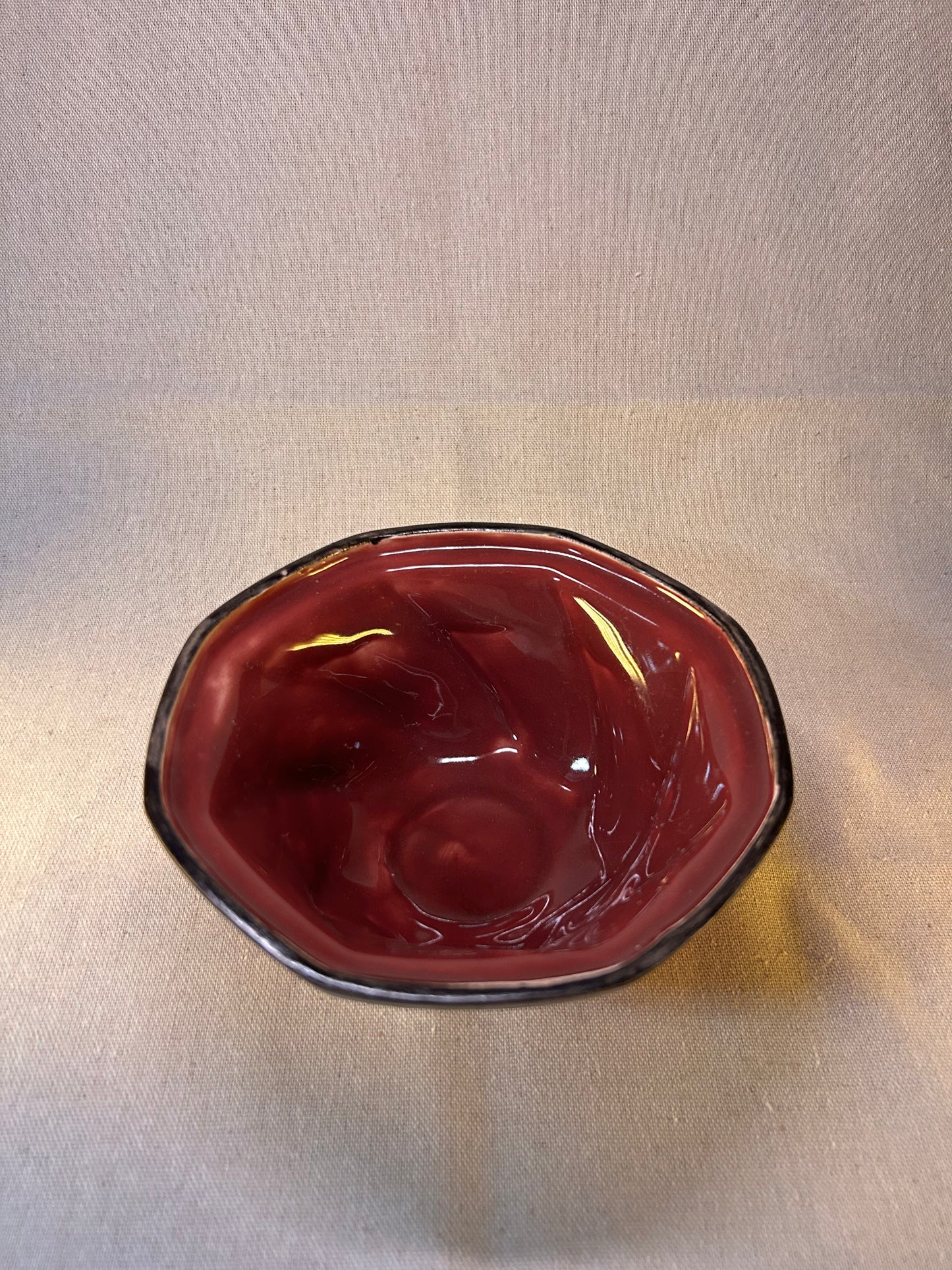 Siyah Şeritli Bordo Rüzgar Gülü Kase