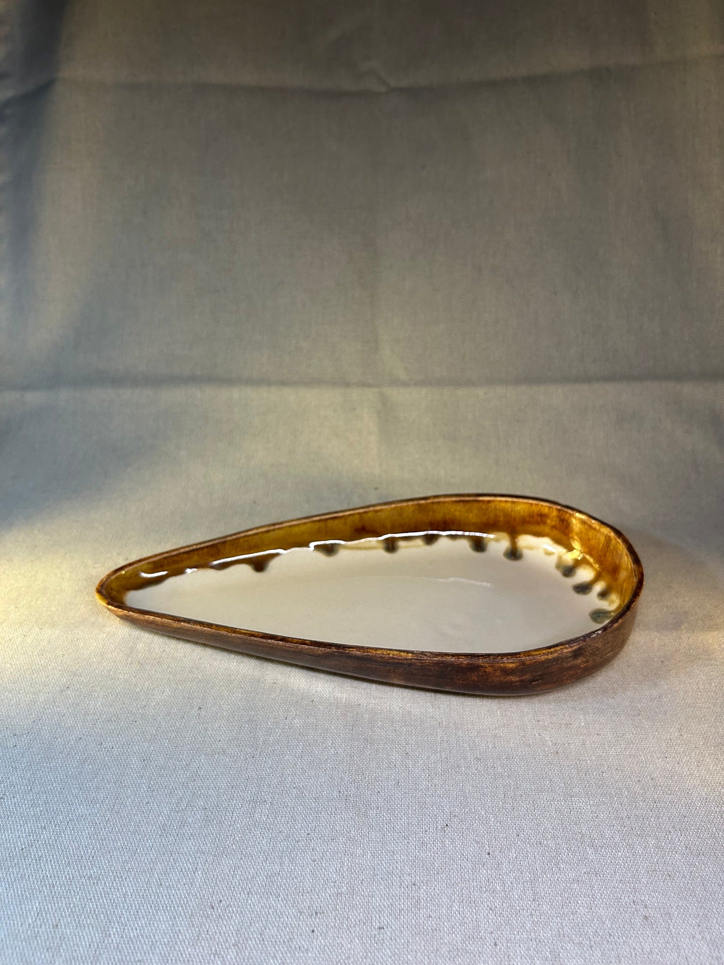 Akıtma Hardal Beyaz Badem Servis Tabağı