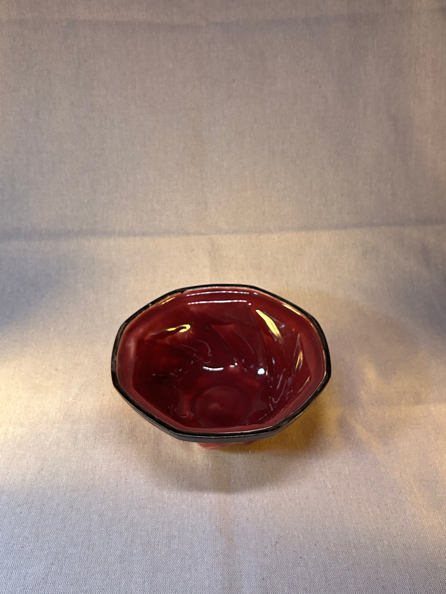 Siyah Şeritli Bordo Rüzgar Gülü Kase