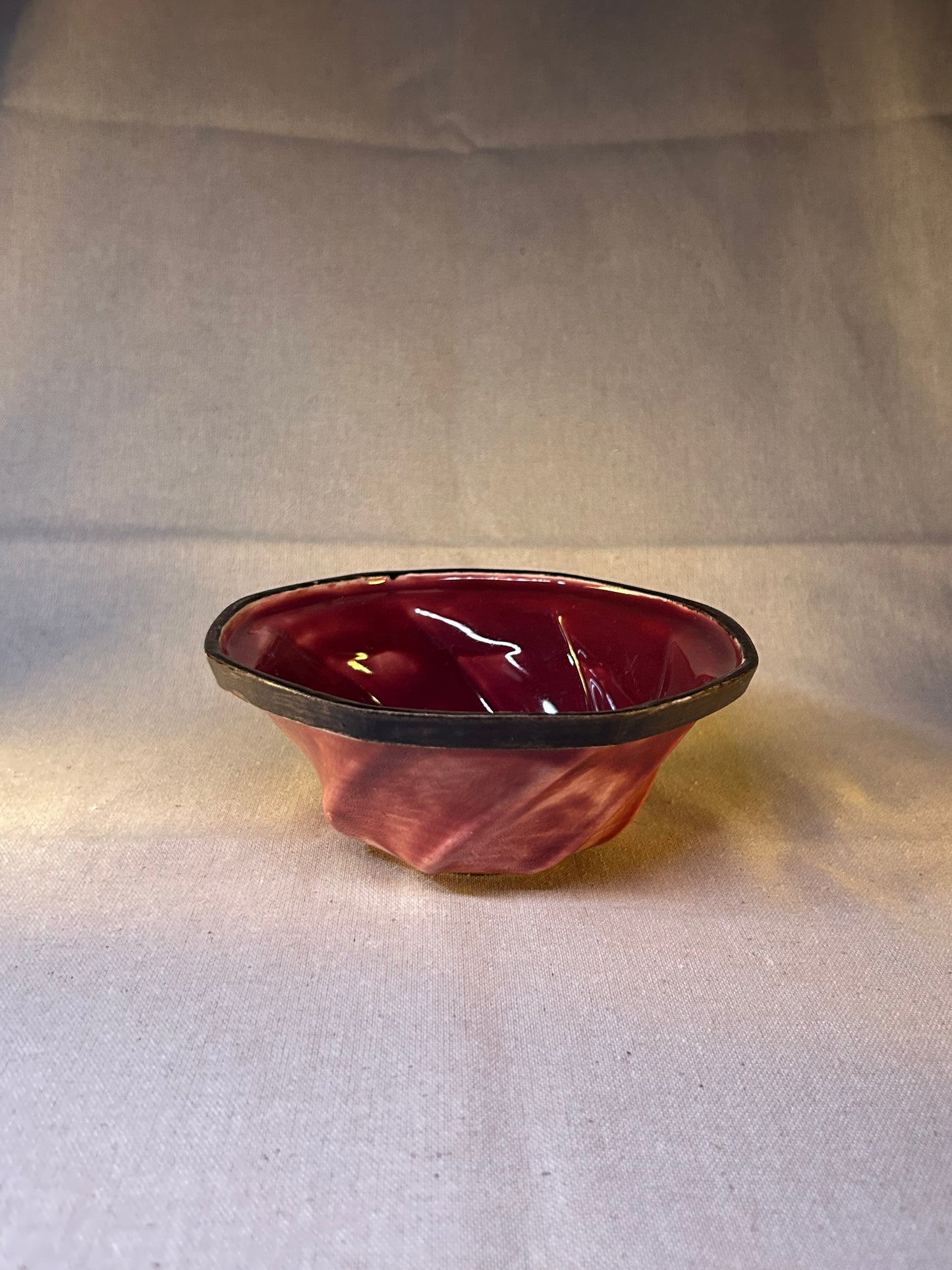 Siyah Şeritli Bordo Rüzgar Gülü Kase