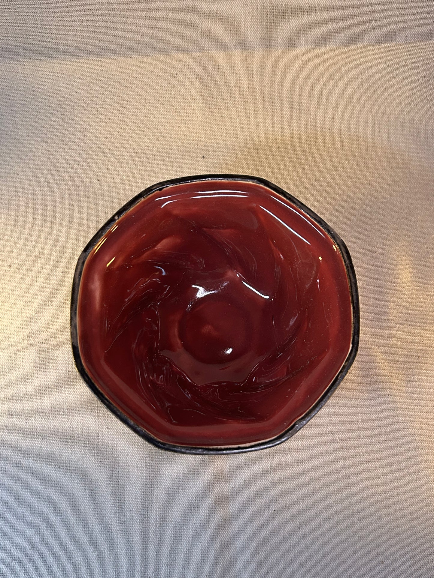 Siyah Şeritli Bordo Rüzgar Gülü Kase