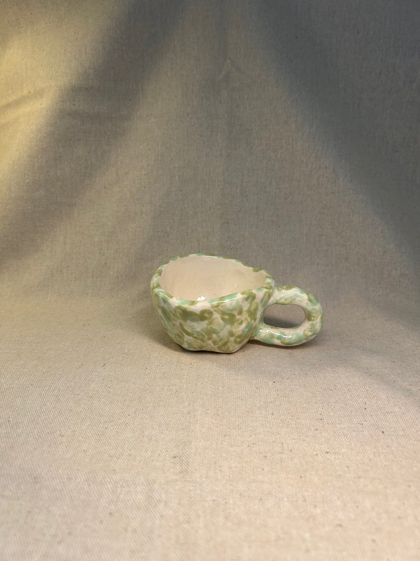 Neşeli Fincanlar Yapraklı Kupa